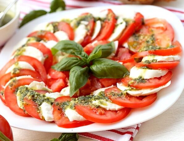Caprese este un aperitiv excelent pentru cei care urmează o dietă mediteraneană. 