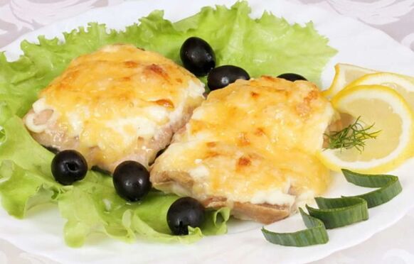 Peștele la cuptor cu brânză va fi un preparat gustos și sănătos în meniul dietei mediteraneene. 
