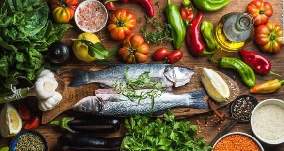 Peștele și legumele sunt principalele produse din dieta mediteraneană pentru pierderea în greutate. 
