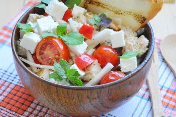 Salată de cereale cu orez basmati pentru cei care vor să slăbească pe dietă mediteraneană
